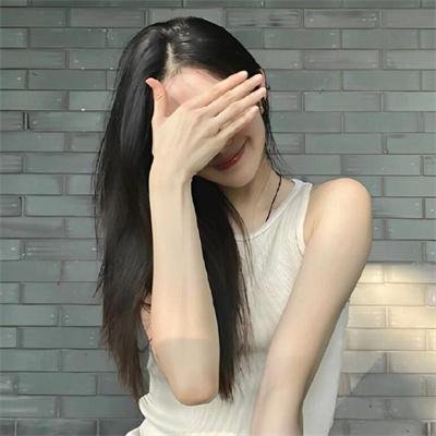 落在她身边